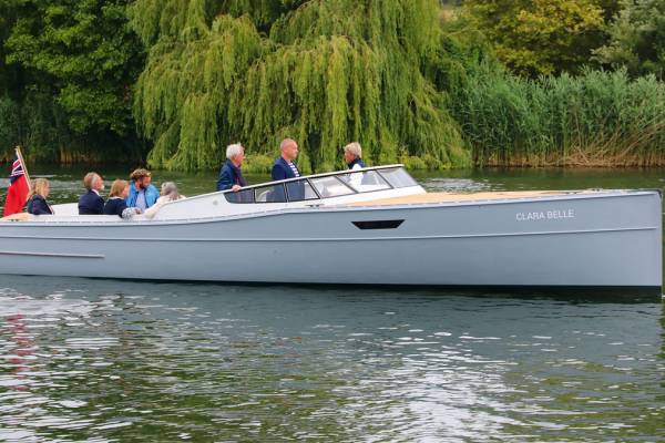 Nigel Irens, vedette à moteur de 31 pieds