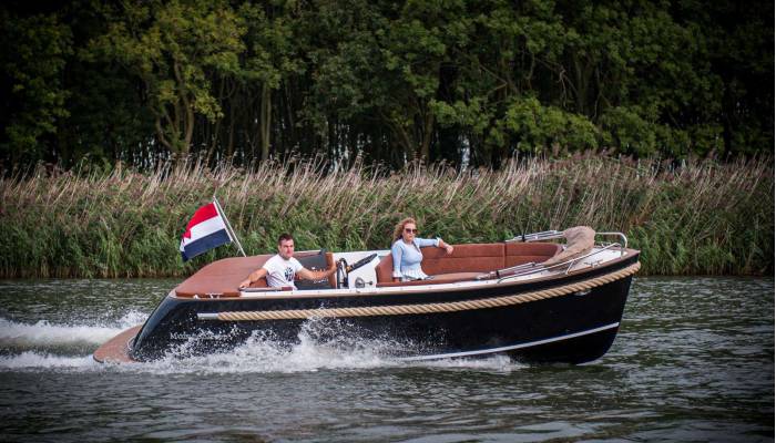 Maxima 620 electric sloop tender with rope fender and swim platform