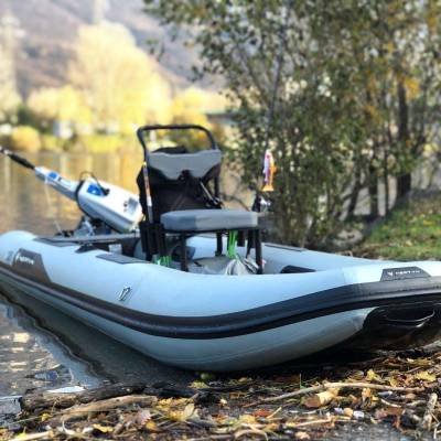 Bateaux rigides et pneumatiques : différences et motorisations